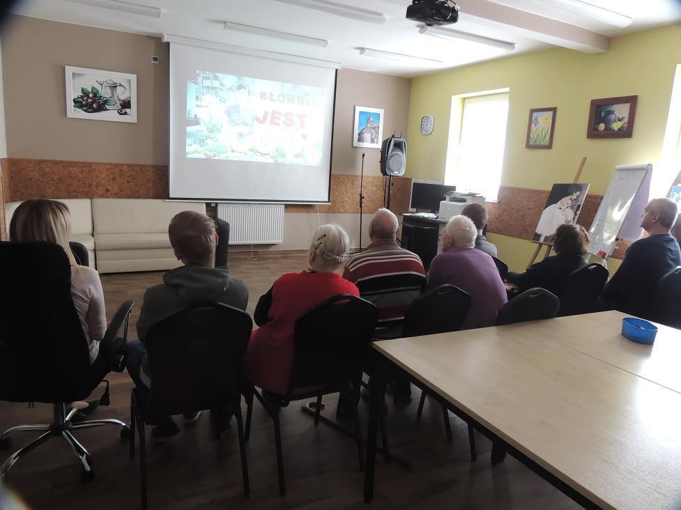 Biblioterapia Uczestnicy wraz z terapeutą w ramach biblioterapii czytają różne książki, bajki, czasopisma oraz wiersze.