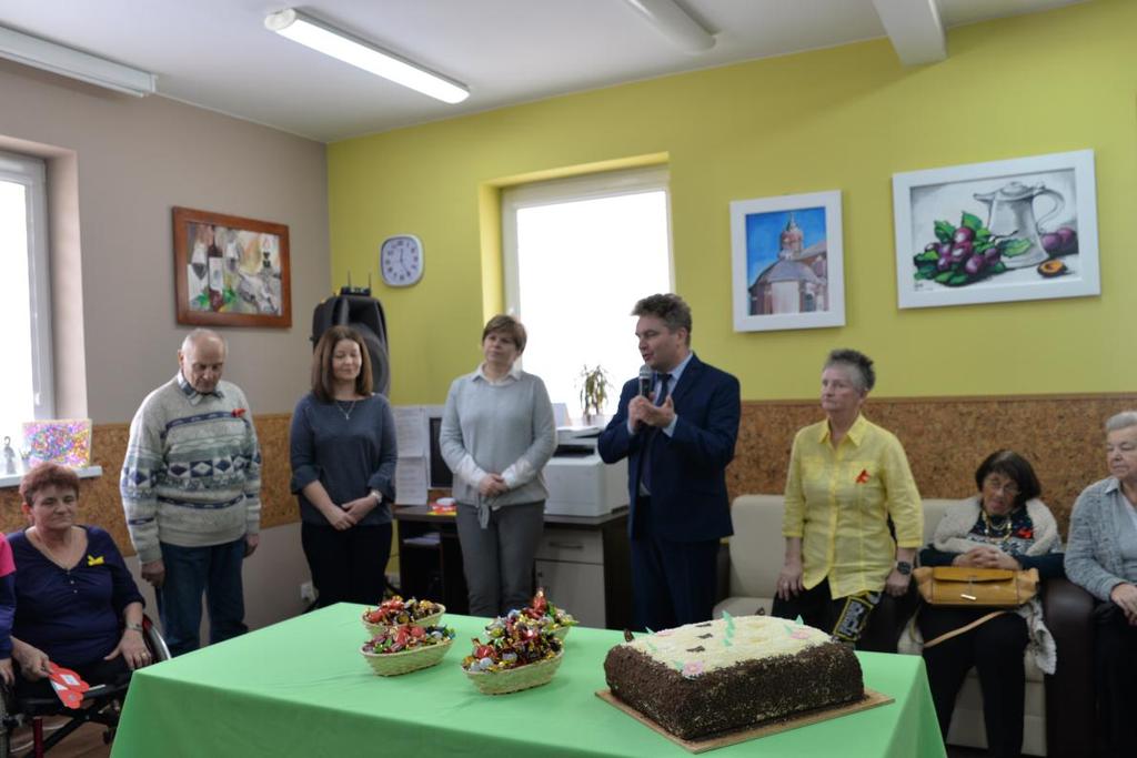 Uczestnicy składają sobie wzajemnie przyjemne życzenia. Atmosfera w tym dniu jest świąteczna.