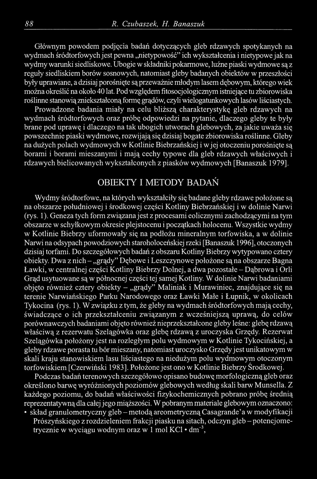 Ubogie w składniki pokarmowe, luźne piaski wydmowe są z reguły siedliskiem borów sosnowych, natomiast gleby badanych obiektów w przeszłości były uprawiane, a dzisiaj porośnięte są przeważnie młodym
