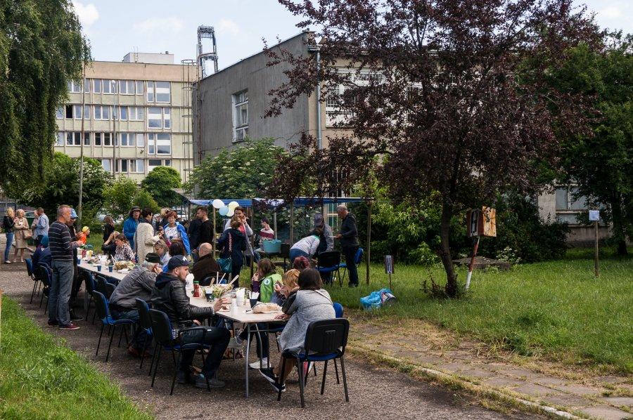 Truchanowicz. - Dla przykładu, kilka osób już odbywa praktyki w zakładach gastronomicznych. Jeden z panów znalazł pracę w warsztacie stolarskim, inny uczestnik praktykuje w zawodzie ochroniarza.