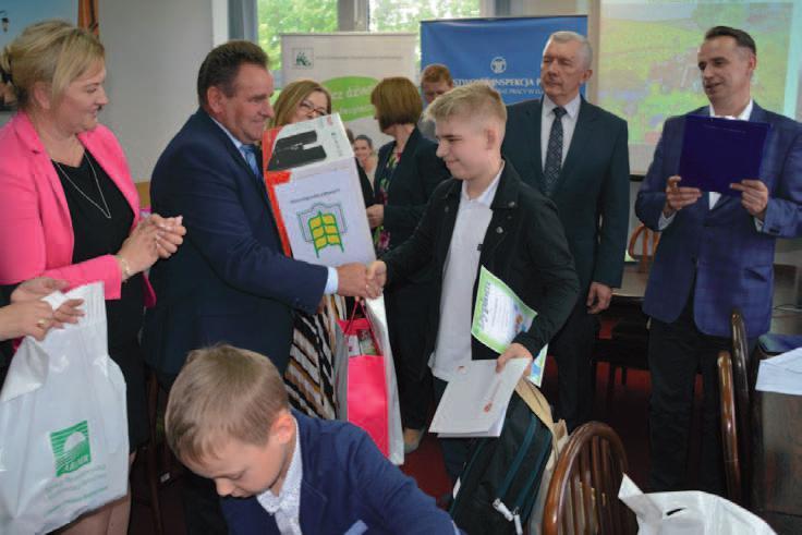W tym roku ogłoszony został konkurs pod hasłem : Bezpiecznie na wsi: maszyna pracuje a dziecko obserwuje Miał on na celu promowanie wśród uczniów szkół podstawowych z terenów wiejskich pozytywnych