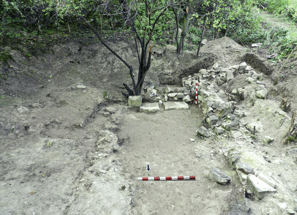 NOvAE 2015. LEGIONARy DEfENCES AND EXTRAMURAL SETTLEMENT fig. 2. The Mithraeum at Novae, a view from the north (photo by P. Jaworski).
