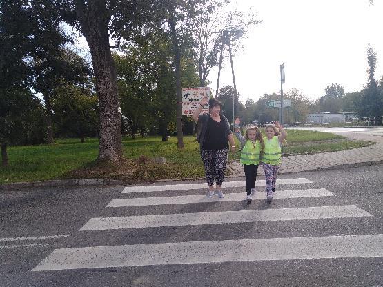 DZIAŁANIA UCZNNIÓW W RAMACH X EDYCJI KONKURSU ODBLASKOWA SZKOŁA Jestem bezpieczny zajęcia edukacyjne w klasach I III mające na celu przygotowanie uczniów do bezpiecznego uczestnictwa w ruchu