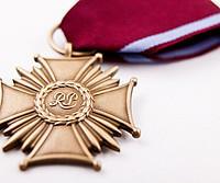 Krzyż Zasługi art. 16 uoo: Ustanowiony przez Sejm Rzeczypospolitej Polskiej ustawą z dnia 23 czerwca 1923 r.