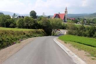 pieszych oraz barieroporęcze. Z kolei modernizacja drogi Pogorzelisko-Podwesoła obejmował cały odcinek drogi tj. ok.
