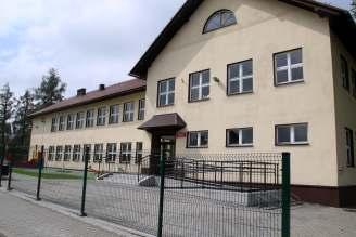 W bieżącym 2018 roku został oddany do użytku Modernizacja wejścia i budowa placu zabaw zmieniły otoczenie szkoły nowy plac zabaw.