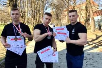 Bartłomiej, Michał i Piotr Kowalczyk to bracia ze Słopnic, których pasją stały się sporty siłowe.