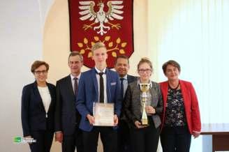 Jako gmina możemy pochwalić się również rosnącą liczbą laureatów i finalistów konkursów przedmiotowych oraz najwyższym w powiecie, a także wysokim w skali Małopolski, notowaniem w