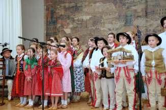 Słopniczanie, Słopnicki Zbyrcok oraz Orkiestry Dętej Wiolin. Zespoły te to trzon kultury gminy Słopnice.