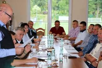 RADA GMINY SŁOPNICE Rada gminy jest organem stanowiącym i kontrolnym. To ona uchwala m.in. budżet, plany zagospodarowania, wysokość podatków czy stawki opłat za wodę i ścieki oraz odbiór odpadów.