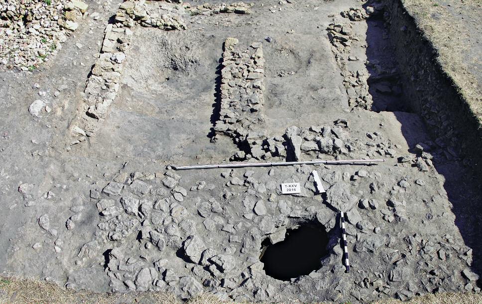 Matera). Ryc. 1. Horyzont zniszczenia muru obronnego w kwadratach 118 119 z zachowanym fragmentem zewnętrznej fasady muru 8.