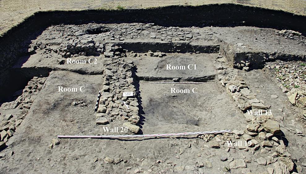 MARCIN MATERA, PAWEŁ LECH, ELŻBIETA SROCZyńSKA fig. 6. Room C and the rooms C1 and C2 resulting from its reconstruction. view from the north (photo by M. Matera). Ryc. 6. Pomieszczenie C i powstałe w rezultacie jego przebudowy pomieszczenia C1 i C2.