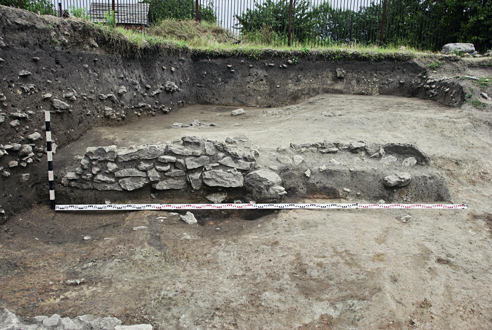 MARCIN MATERA, PAWEŁ LECH, ELŻBIETA SROCZyńSKA fig. 8. Defensive ditch in the squares 26 27 and the retaining Wall 26.