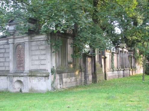 Epitafium Mur cmentarny otaczający cmentarz dawny ewangelicki z trzech stron: