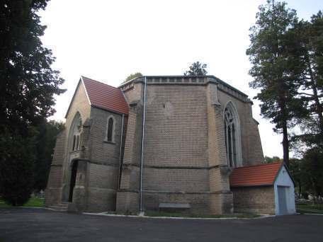 Elewacja frontowa Budynek założony na planie ośmioboku z przyległym od wschodu niewielkim prezbiterium zamkniętym trójbocznie i kruchtą od zachodu.