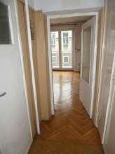 Składa się z 2 pokoi (1 pokój 17,18 m², 2 pokój 10,62 m²), kuchni