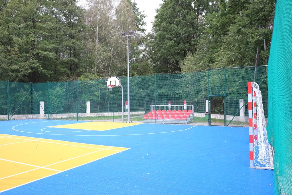 Klatki schodowe są wobec tego eksploatowane każdego dnia, co jest widoczne między innymi na ścianach, gdzie mogą powstać zarysowania, obicia i zabrudzenia spowodowane transportem mebli czy sprzętów