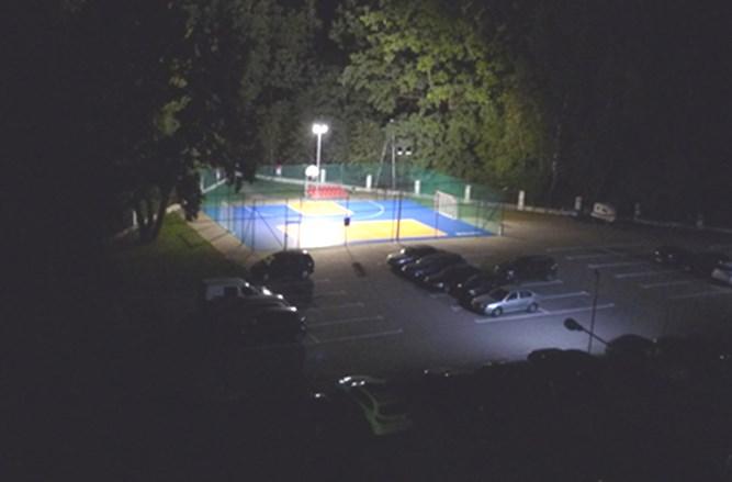 Klatki schodowe, oprócz funkcji przechodniej w ciągu komunikacyjnym, służą również do sprawnej i bezkolizyjnej ewakuacji. O czym należy pamiętać w sytuacji zagrożenia.
