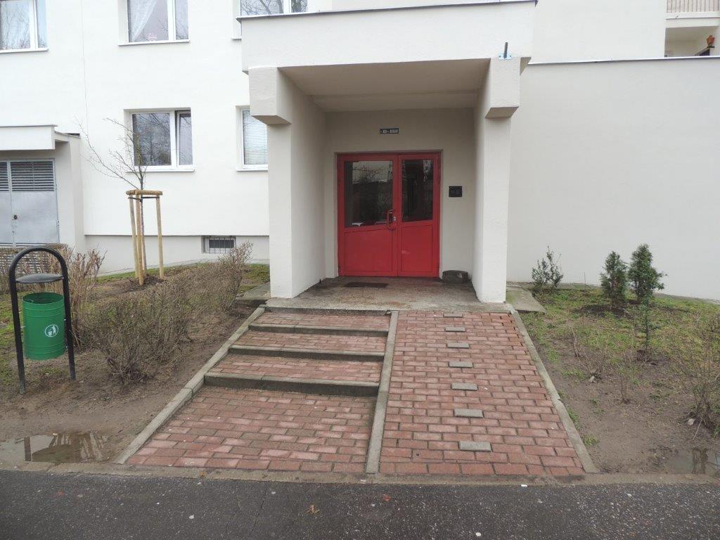 Kolejne zadanie to szpachlowanie i malowanie ścian i sufitów, wymiana opraw oświetleniowych na energooszczędne oprawy typu LED z czujkami ruchu, a także wymiana starych parapetów lastrykowych na nowe