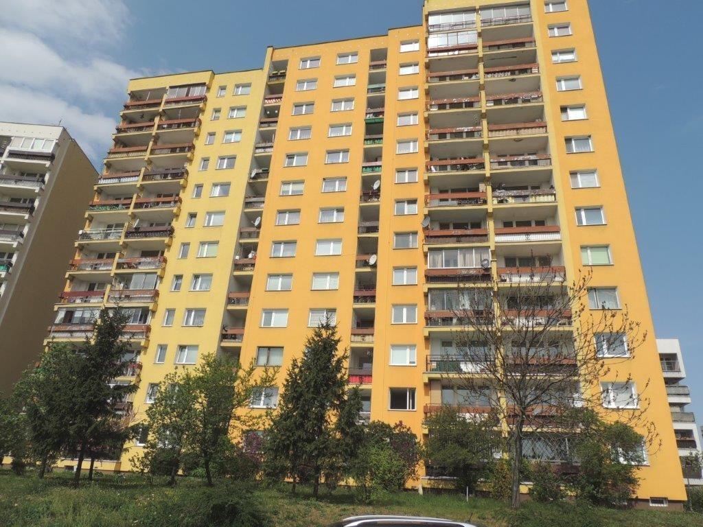 Porajów 6 i Wittiga 9 w zakresie wymiany lastrykowej nawierzchni schodów i podestów, drzwi wejściowych, nowych nierdzewnych poręczy i płytek gresowych ułożonych na wewnętrznych ścianach wejść.