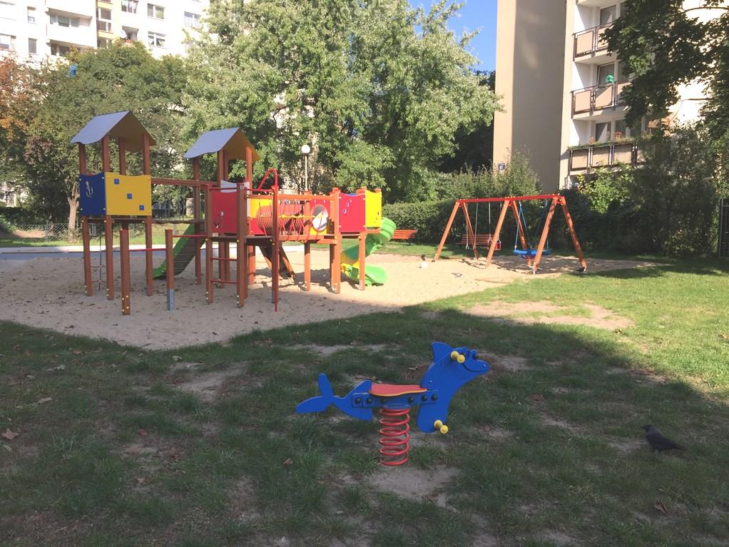Osiedle Targówek Komplet prac rewitalizacyjnych został dopełniony wykonaniem nowego ogrodzenia terenów zielonych komponującego się kolorystycznie z odnowioną elewacją budynku.