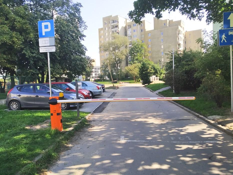 Największe problemy mają osoby mieszkające przy dużych węzłach komunikacyjnych lub stacjach Warszawskiego Metra.