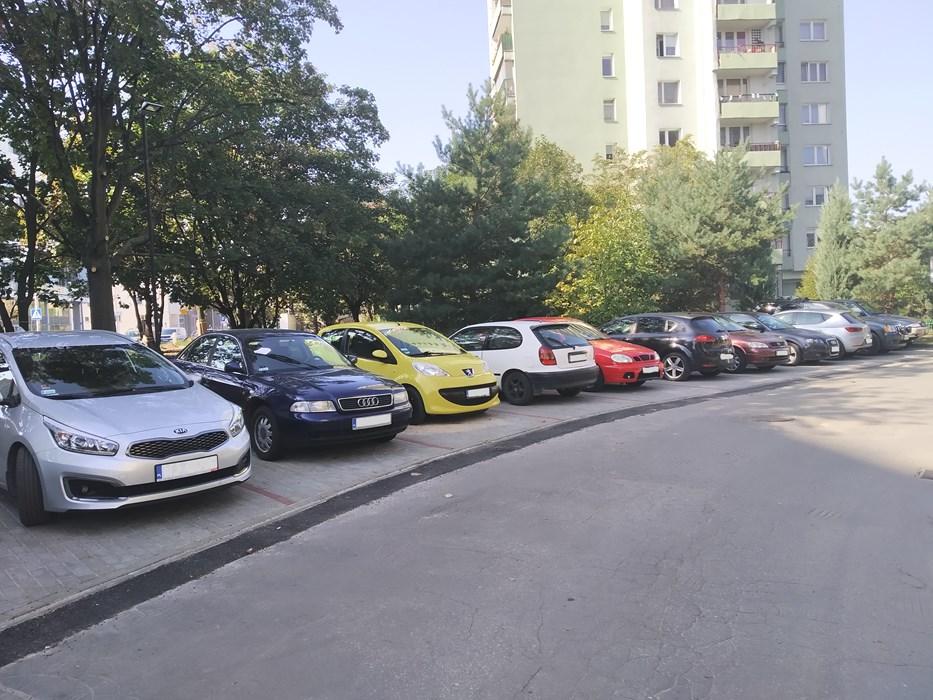 przepisami. Z takim problemami mieli zmierzyć się mieszkańcy ulicy Prałatowskiej, gdyż w ich bezpośrednim sąsiedztwie powstała stacja drugiej linii metra.