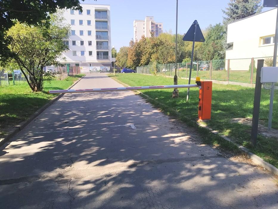 Dodatkowo na frontach budynków w miejscach, gdzie roślinność do tej pory nie występowała nasadzono nowe rośliny typu Tawuła Goldmund, Trzmielina Oskrzydlona, Hortensja Bukietowa, Tuja Szmaragdowa,