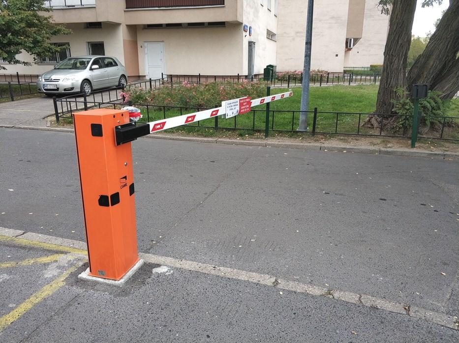 Wychodząc naprzeciw oczekiwaniom Spółdzielców - RSM Praga zamknęła w kilku miejscach teren osiedlowy szlabanami otwieranymi za pomocą kart zbliżeniowych, co pozwoliło na ograniczenie wjazdu na osobom