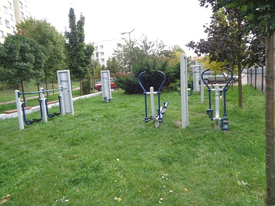 farbą silikonową o podwyższonej odporności na odziaływanie alg i grzybów, wykonanie nowych obróbek blacharskich i podokienników, wymianę balustrad balkonowych w całości na nowe mocowane do czoła
