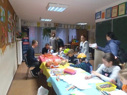 Zamontowane zostanie nowe ogrodzenie terenów zielonych przed budynkiem oraz wykony zostanie chodnik z kostki brukowej, stanowiący kontynuację ciągu pieszego wzdłuż ulicy Janinówka.