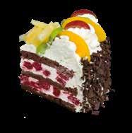 Boki tortu obsypane są wiórkami ciemnej czekolady a wierzch wykończony świeżymi, sezonowymi owocami lub