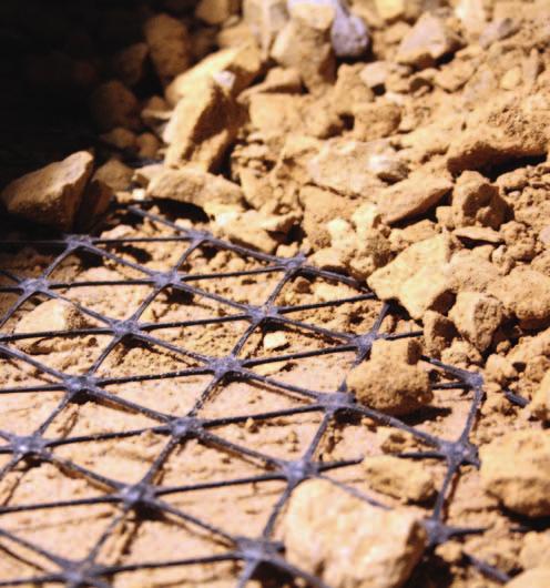 Fot. 4. Trójosiowy georuszt zastosowany do badań laboratoryjnych kierunek przesuwu 3,00 m Fot. 3. Widok na stanowisko badawcze (fot. M.