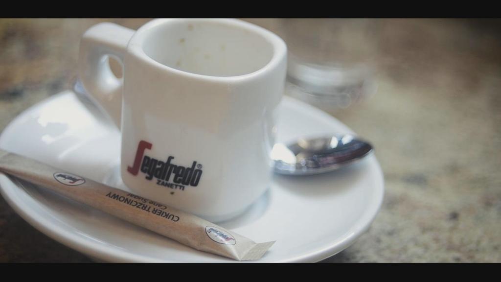 Przygotowanie kawy espresso Espresso to kawa przygotowana przy użyciu ekspresu ciśnieniowego. Może być podawana bezpośrednio po przygotowaniu lub stanowić bazę do przygotowania innych typów kaw.