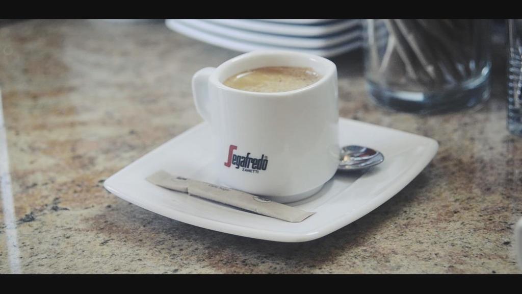 Przygotowanie kawy americano Americano to czarna kawa przygotowana na bazie espresso i wrzątku. Prawidłowe przyrządzenie napoju polega na uzupełnieniu espresso gorącą wodą.