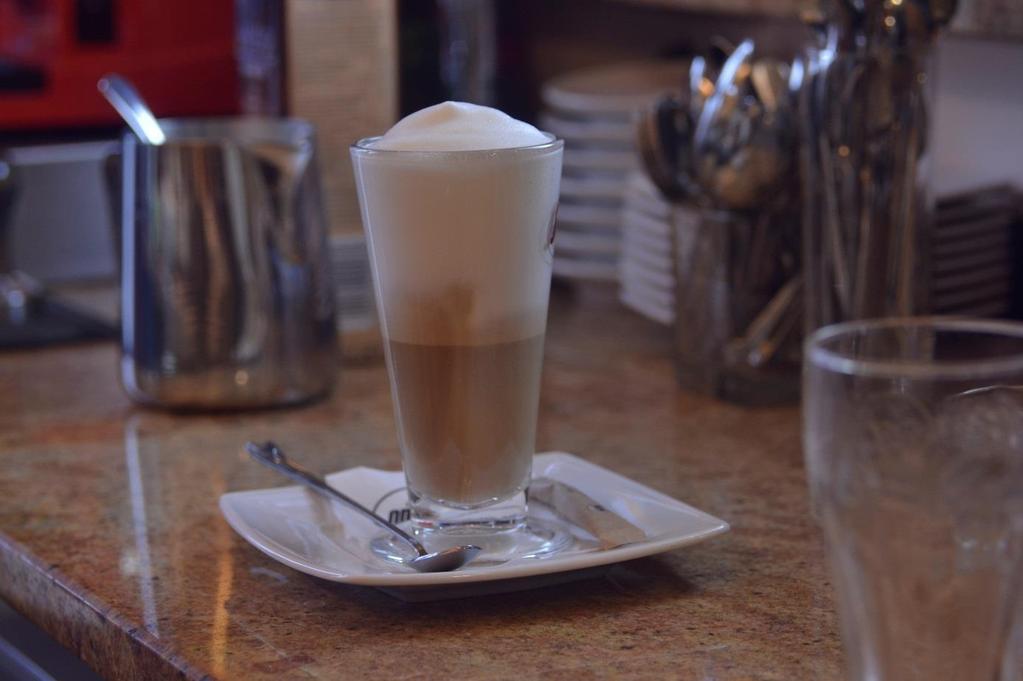 Przygotowanie kawy latte macchiato Kawa latte machiato jest połączeniem espresso i spienionego mleka.