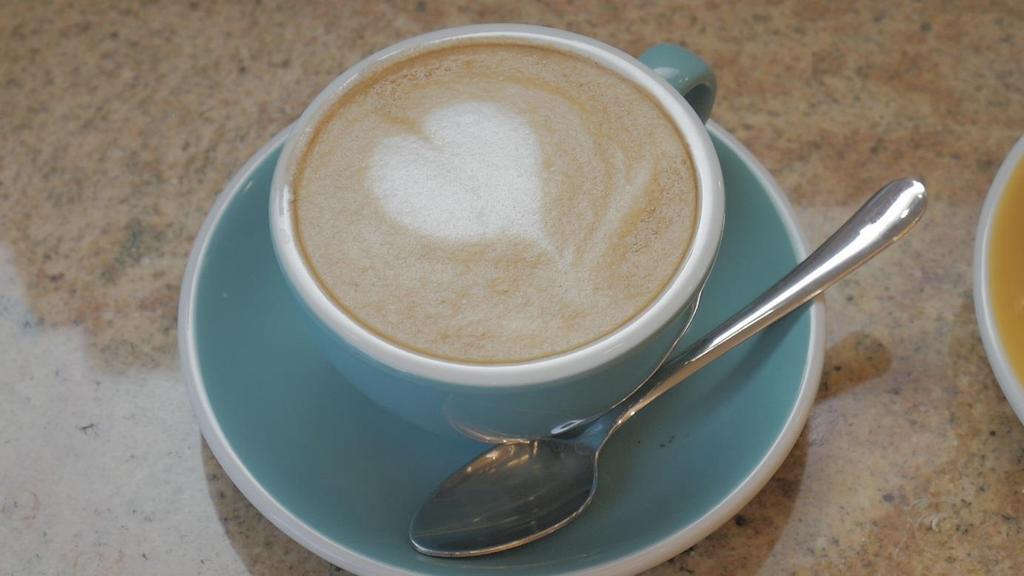 Przygotowanie kawy cappuccino art. Kawa cappuccino jest połączeniem espresso i spienionego mleka. Art oznacza tworzenie wzorów na powierzchni kawy przy użyciu piany mlecznej.