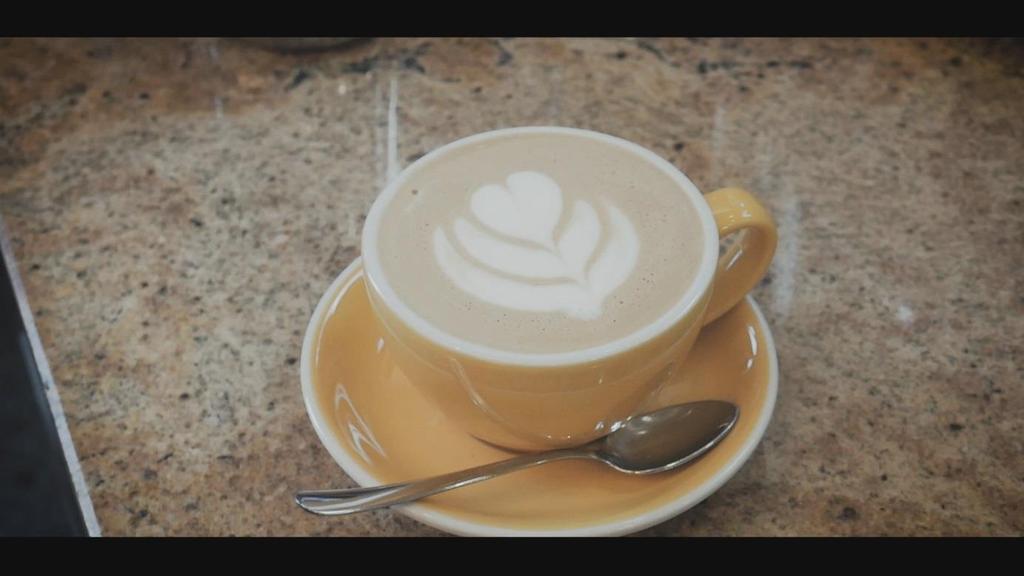 Przygotowanie kawy latte art. Kawa latte art jest połączeniem espresso i spienionego mleka. Art oznacza tworzenie wzorów na powierzchni kawy przy użyciu piany mlecznej.