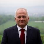 41 Dom bez rachunku budynki plus-energetyczne Prelegenci: mgr. inż. Paweł Lachman absolwent inżynierii środowiska Politechniki Krakowskiej w 1992 r. W latach 1992-1994 zatrudniony jako specjalista ds.