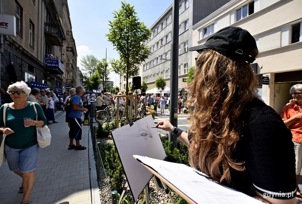 Zadbano o każdy szczegół powstały nowe LED-owe lampy uliczne, stojaki rowerowe, mała architektura, a cały projekt powstawał z myślą o wszystkich mieszkańcach.