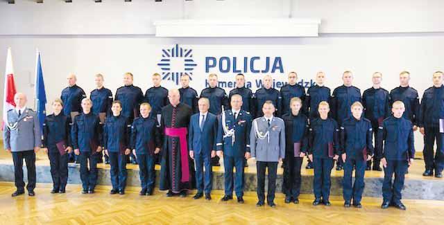 Policjant, Medali za Zasługi dla Policji oraz innych wyróżnień. Wręczenia Odznaczeń Państwowych i Resortowych dokonali osobiście: WOJEWODA POMORSKI ORAZ KOMENDANT WOJEWÓDZKI POLICJI.
