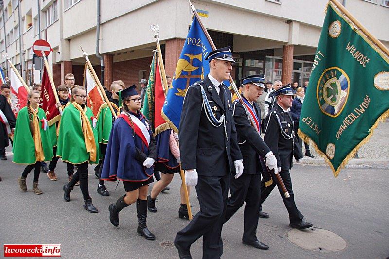 Po posadzeniu drzewka zgromadzeni, prowadzeni przez poczty sztandarowe przeszli na gryfowski rynek,