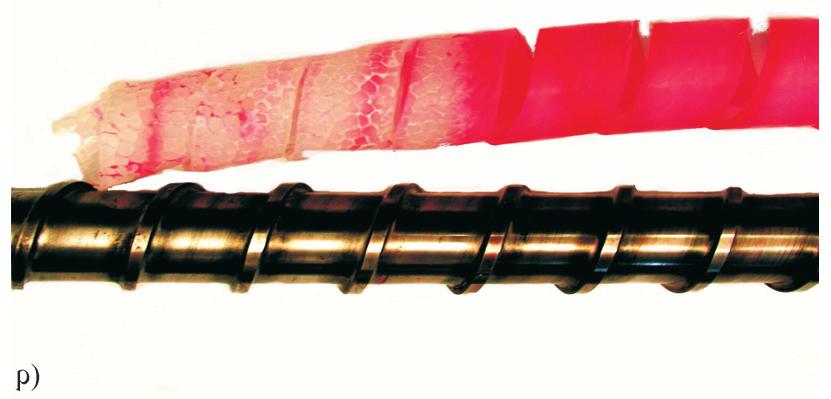 Screw of a single-screw extruder and polymer ribbon taken off from the screw: a) general view, b) enlarged marked fragment tworzywem pozostaj¹cym w przestrzeniach miêdzyzwojowych i zdejmowano z niego