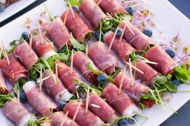 grissini z szynką parmeńską oraz rukolą Sakiewki z ciasta francuskiego z farszem grzybowym Ser zapiekany z