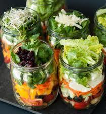 grillowaną polędwiczką wieprzową oraz warzywami SAŁATA PARYSKA z trzema rodzajami sera, warzywami, oliwkami, kaparami INSALATA CAPRESE: mini mozzarella z pomidorami koktajlowymi oraz bazylią polana