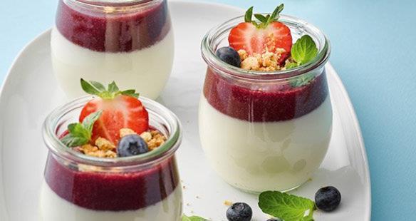 czekoladą i granatem Tarta z ciemną czekoladą i malinami TORT: PROPOZYCJA DODATKOWA Lekki tort na bitej śmietanie