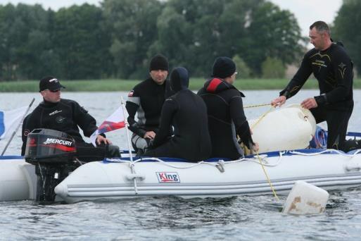 Typy łodzi i ich przydatność Łódź pontonowa Zalety Niska waga Łatwość transportu po złożeniu Niska burta (łatwość wejścia z wody na pokład) Wady Niewielkie rozmiary Niestabilne dno Zmiany