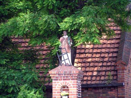 Kościół parafialny w Łękach Wielkich W centrum wsi Łęki Wielkie wznosi się drewniany kościół św.