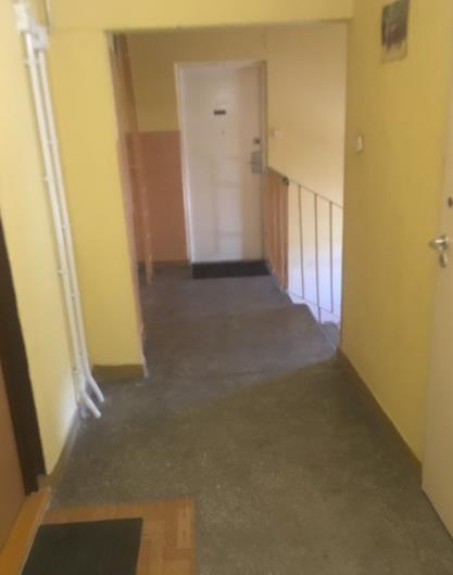 Opis lokalu mieszkalnego Kondygnacja V (IV piętro). Usytuowanie okien: zachód. Struktura lokalu: Pomieszczenia: 2 pokoje, kuchnia, łazienka, wc, przedpokój. Lokal rozkładowy z loggią.