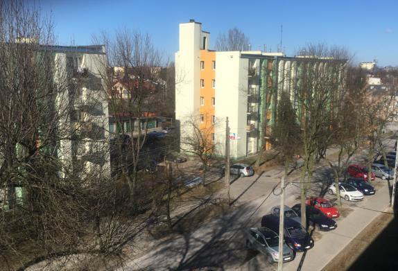 Usytuowana jest w budynku posadowionym frontem do ulicy Konopnickiej, w odległości około
